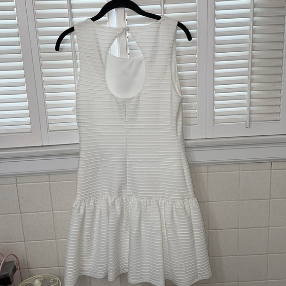 Bisou Bisou dress ribbed key hole back white - Picture 3 of 3